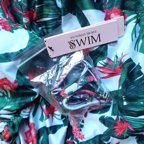🍒NWT🍒 VS RUCHED ONE PIECE SWIMSUIT - Picture 5 of 5